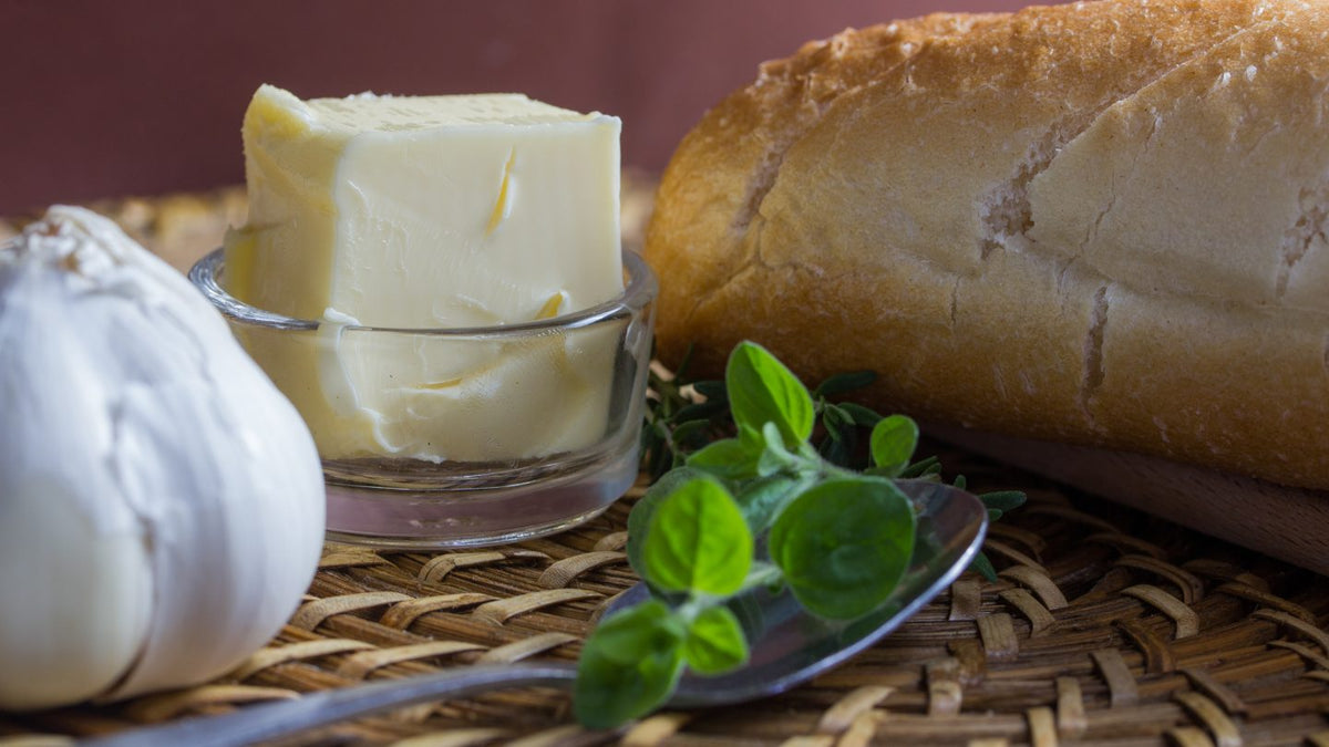 Baguette mit Zutaten für Knoblauchbutter -backverliebt.com