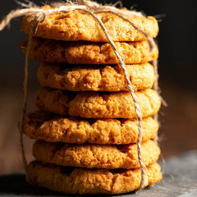 Apfel Crumble Kekse oder auch Apple Crumple Plätzchen genannt, aufgereiht in weihnachtlicher Dekoration. Hol Dir Deine Backmischung von BACKSÜCHTIG bei Backverliebt.com
