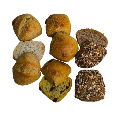 Mini-knauzen, Dinkel Cranberyy-Curry-Brötchen und Mehrkornbrötchen aufgeschnitten. 