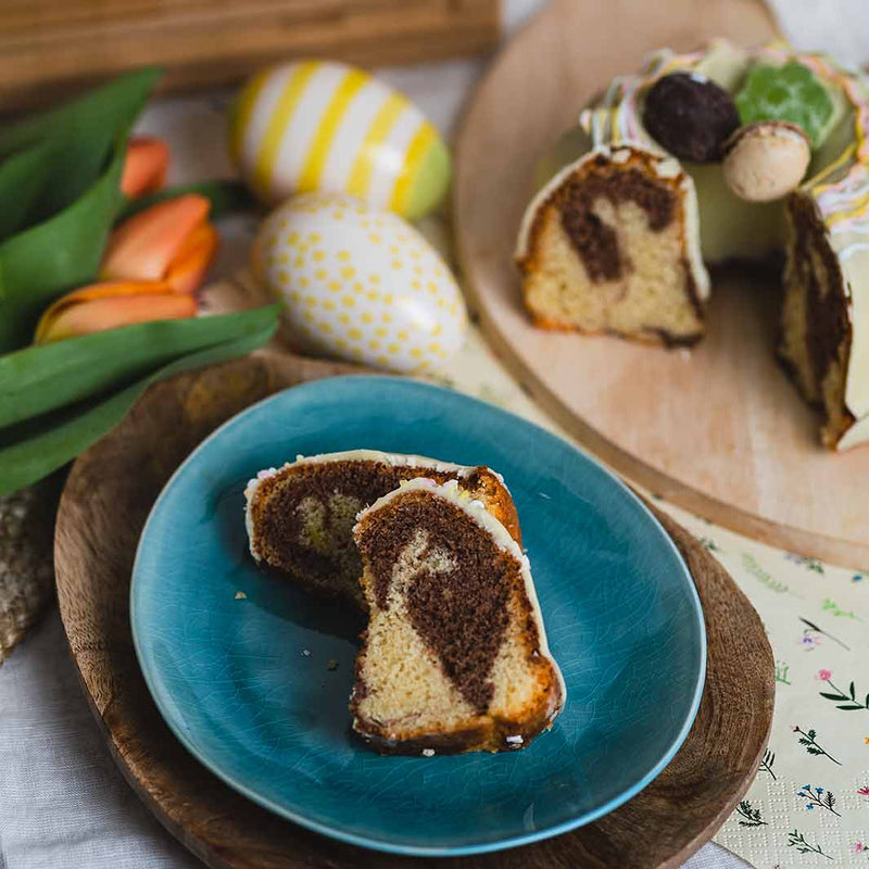 Oster-Marmorkuchen mit bunten Osterstreifen aus Schokolade. backverliebt.com