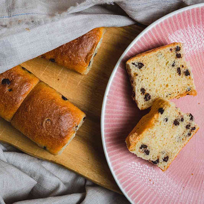 Schokobrötchen in Scheiben geschnitten auf einem Teller.  Leckere Brioche Schokobrötchen von Backsüchtig bei backverliebt.com online kaufen
