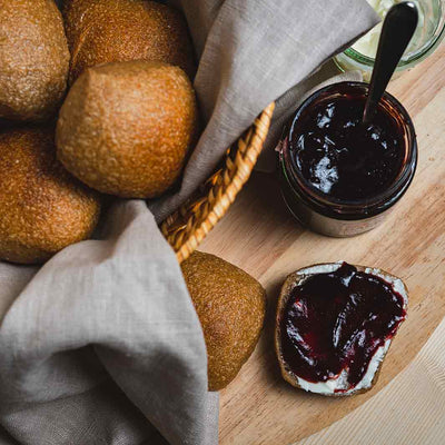 Zum Frühstück: Mini-Ruchweizenbrötchen mit Goldsteinmehl und Dinkel aus der Bäckerei Backsüchtig in Bielefeld. Online Brötchen kaufen bei Backverliebt.