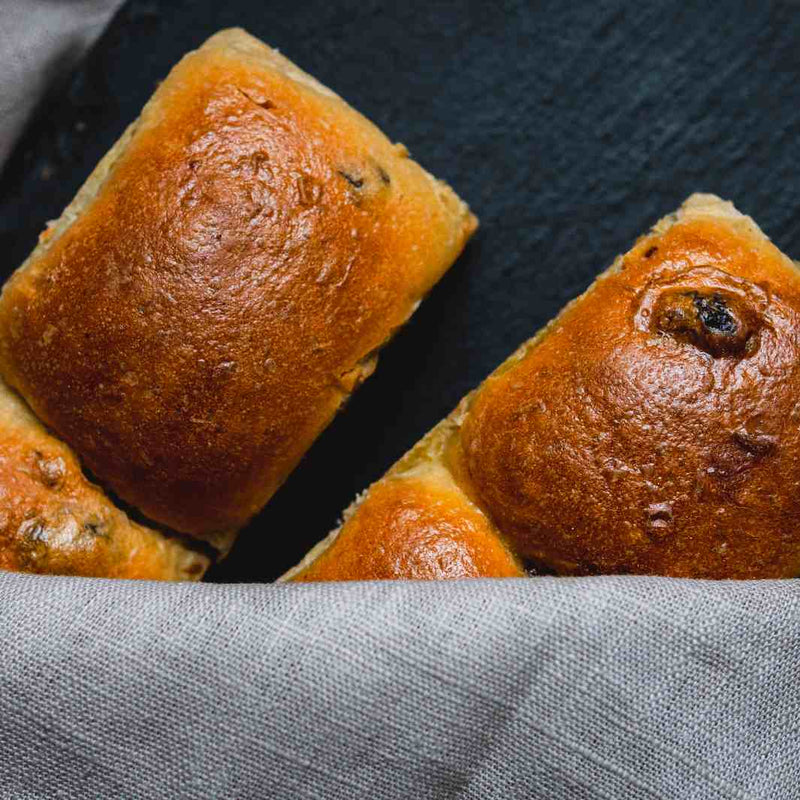 Rosinenbrötchen aus hochwertigem Dinkelmehl  gebacken in einer Kastenform zum Abreissen der Milchbrötchen. backverliebt.com