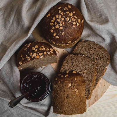 Sommelier Kollektion N° 6: aufgeschnittenes Urkorn Brot aus der Dose, serviert mit Konfitüre