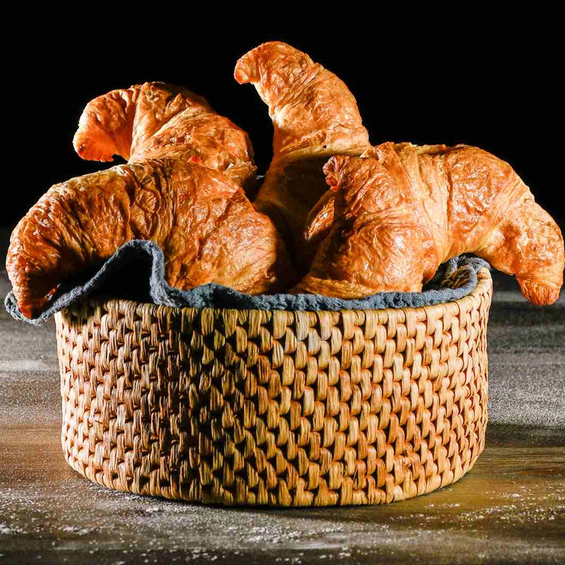 5 goldbraune Croissants im Korb  nach dem Fertigbacken