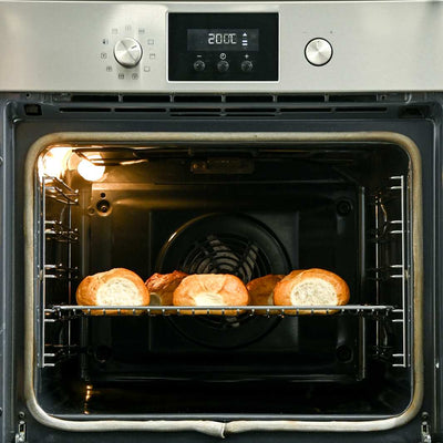 Doppelte Brötchen im Ofen beim Fertigbacken