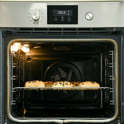 5 Kürbisbrötchen im Ofen beim Fertigbacken