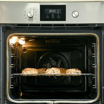 5 Walnussbrötchen im Ofen beim Fertigbacken